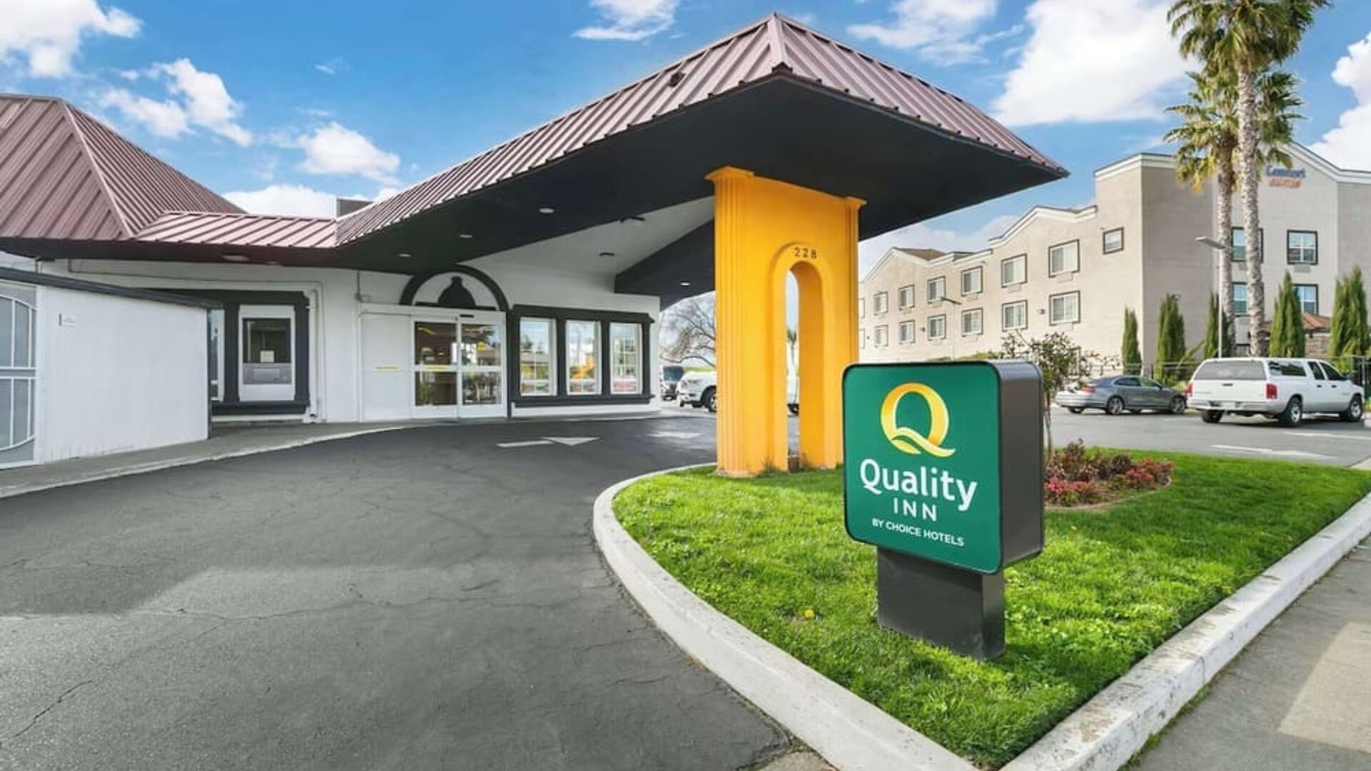 Exterior and parking at Quality Inn & Suites Sacramento Downtown Area.