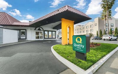 Exterior and parking at Quality Inn & Suites Sacramento Downtown Area.