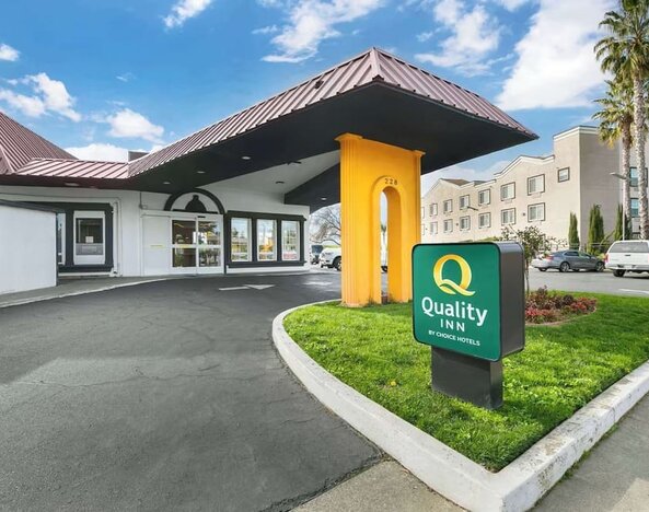 Exterior and parking at Quality Inn & Suites Sacramento Downtown Area.