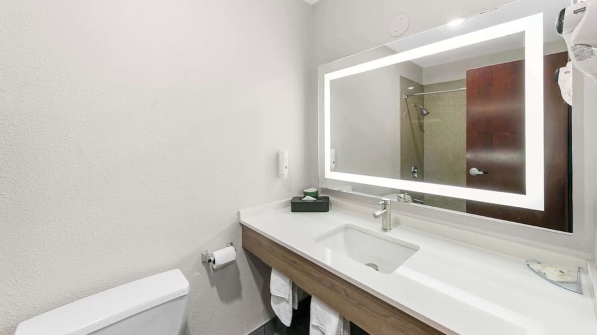 Bathroom at Quality Inn & Suites Sacramento Downtown Area.