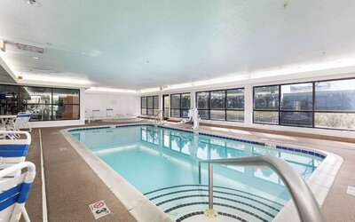 Indoor pool at Comfort Suites Lombard - Addison
