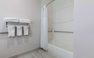 Bathroom at Comfort Suites Lombard - Addison.