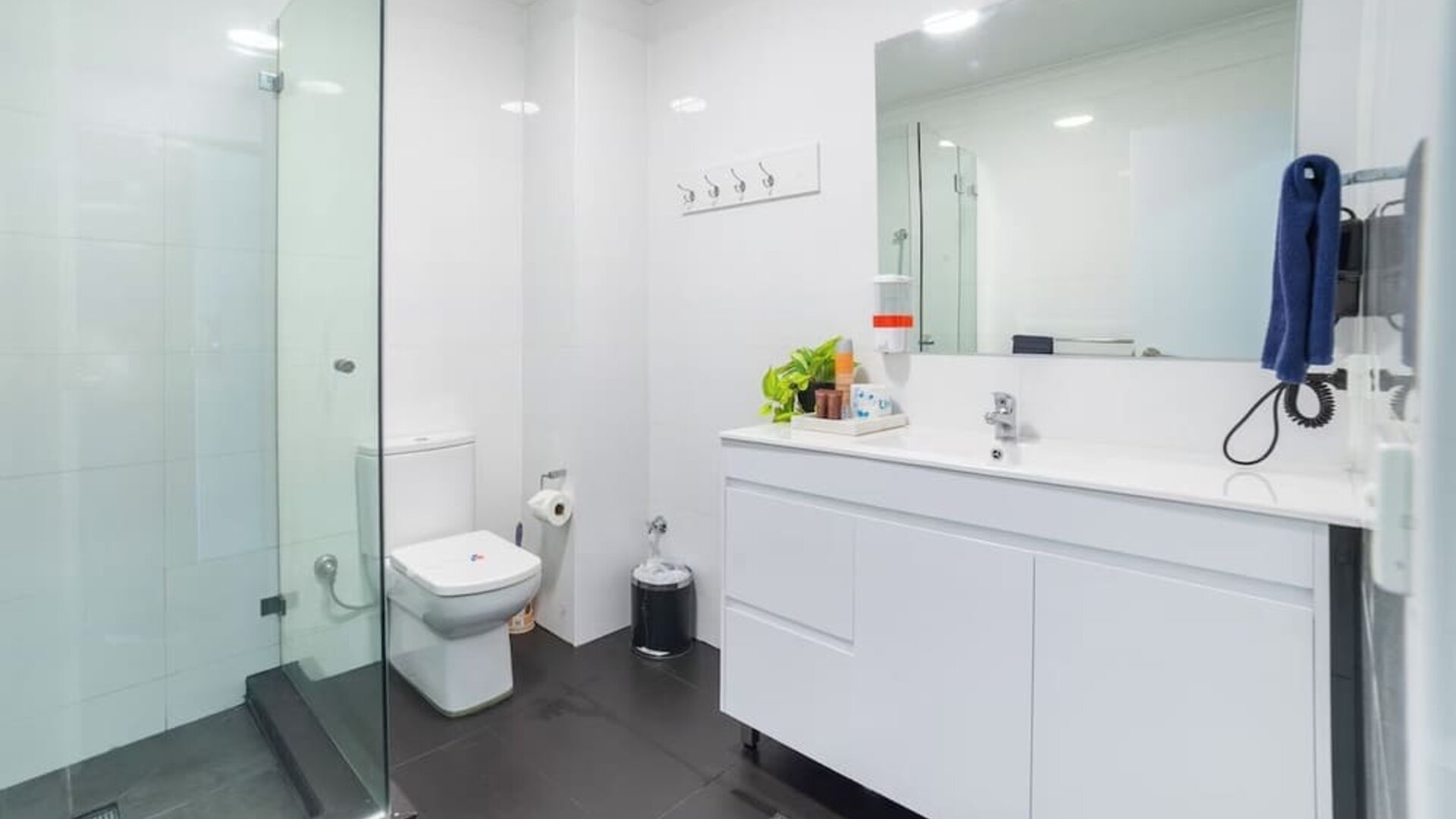 Guest bathroom at Motel 10.