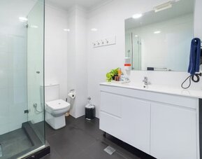 Guest bathroom at Motel 10.