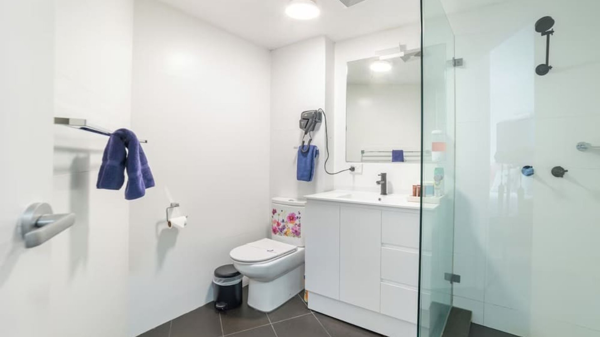 Guest bathroom at Motel 10.