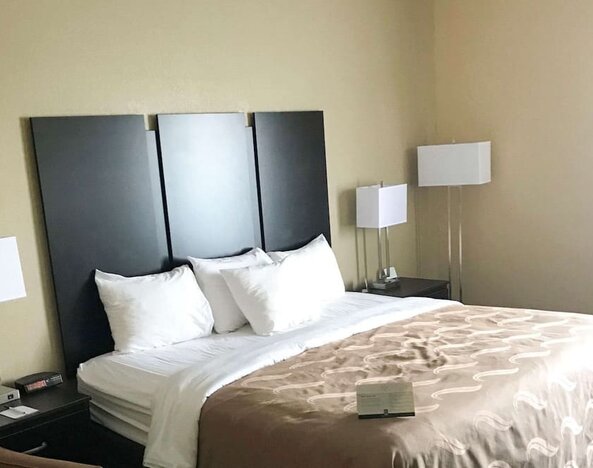 Day use room at Quality Inn & Suites Mendota Near I-39.