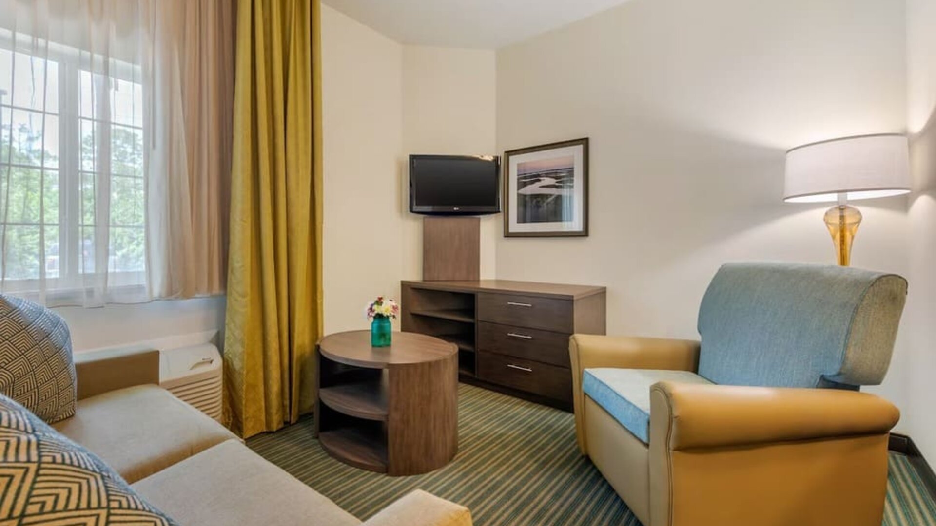 Lounge area at Candlewood Suites Fort Myers/Sanibel Island.