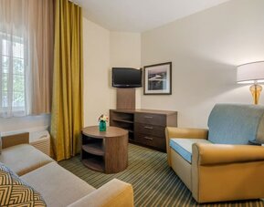 Lounge area at Candlewood Suites Fort Myers/Sanibel Island.