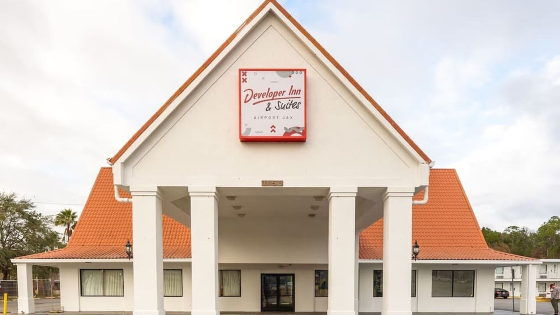 Exterior view of Baymont By Wyndham Jacksonville Airport.