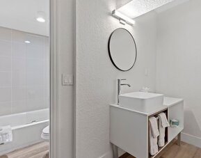 Bathroom with towels at Baymont By Wyndham Jacksonville Airport.
