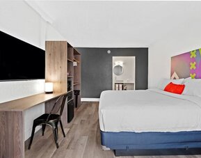 Day room with workspace at Baymont By Wyndham Jacksonville Airport.