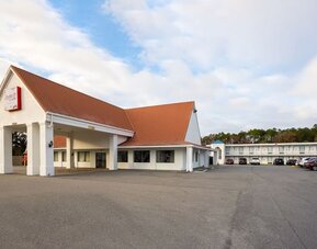 Exterior view of Baymont By Wyndham Jacksonville Airport.