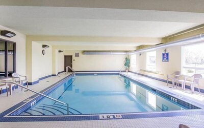 Indoor pool at Comfort Inn & Suites Airdrie.