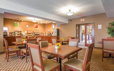 Dining area at Comfort Inn & Suites Airdrie.