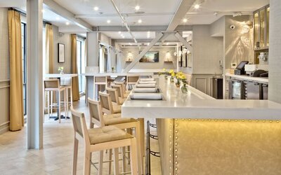 Hotel bar at The Inn At Saratoga, Tapestry Collection By Hilton.
