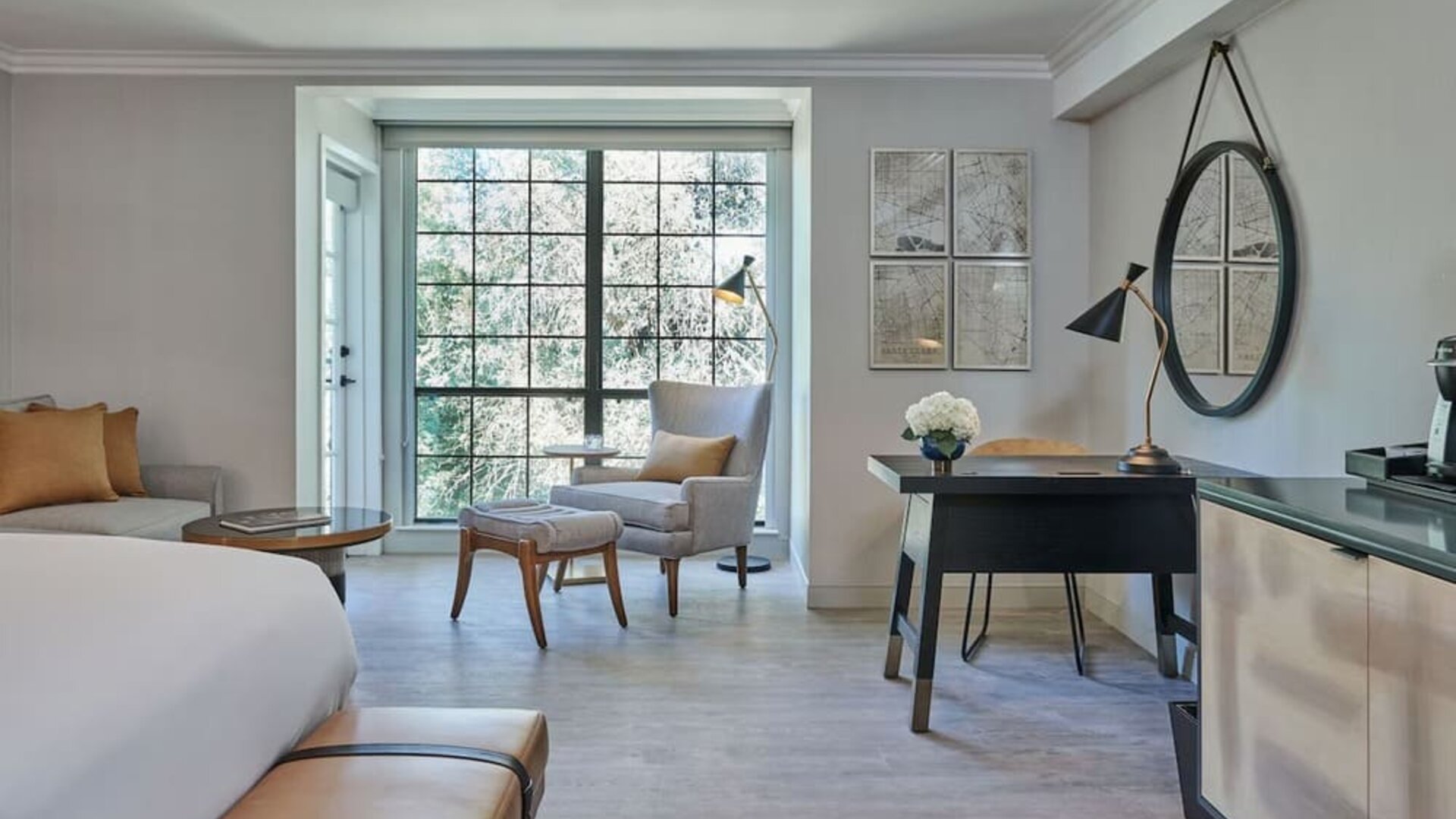 King bed with TV at The Inn At Saratoga, Tapestry Collection By Hilton.