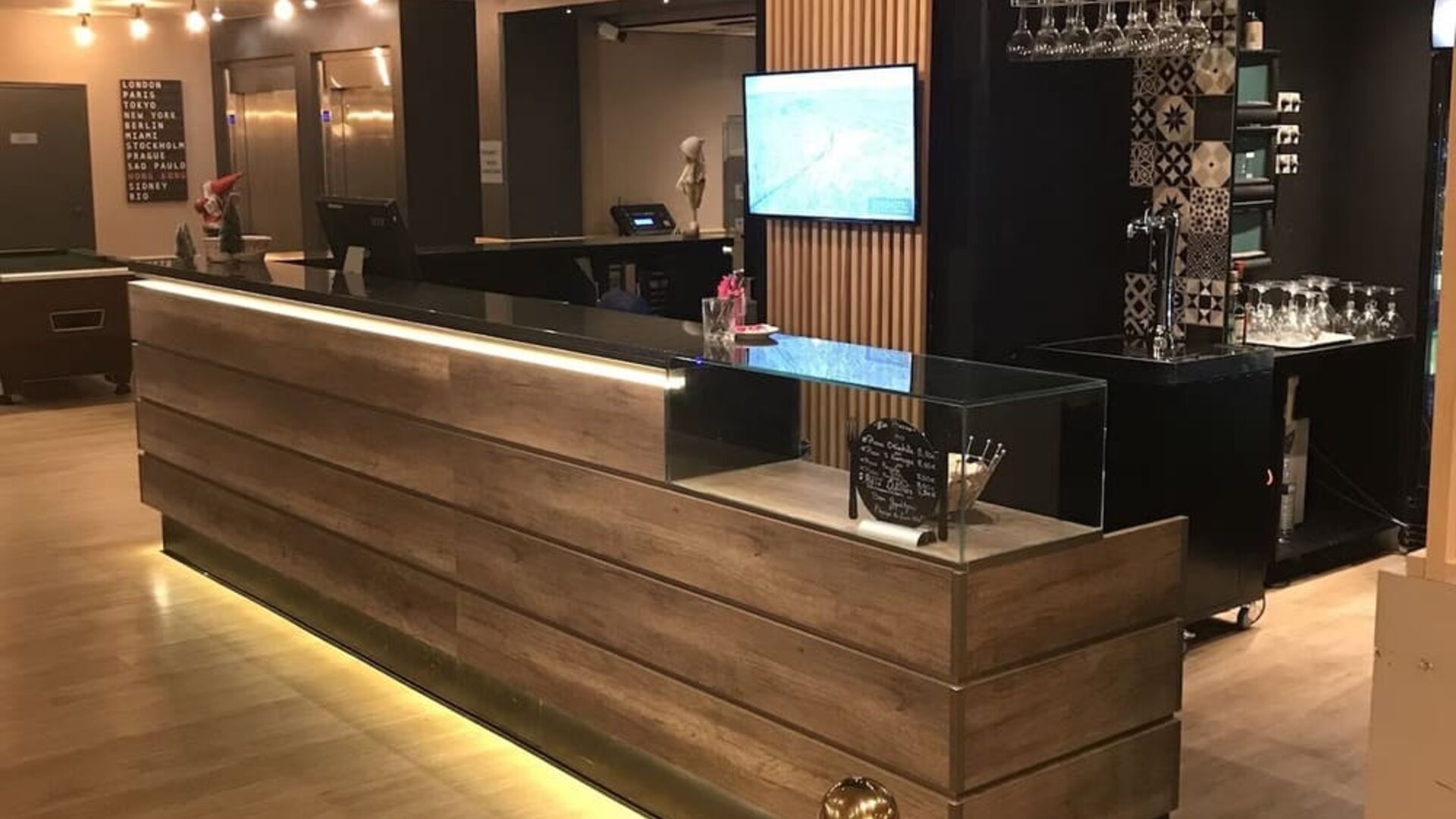 Bar at EUROHOTEL Airport Orly Rungis.