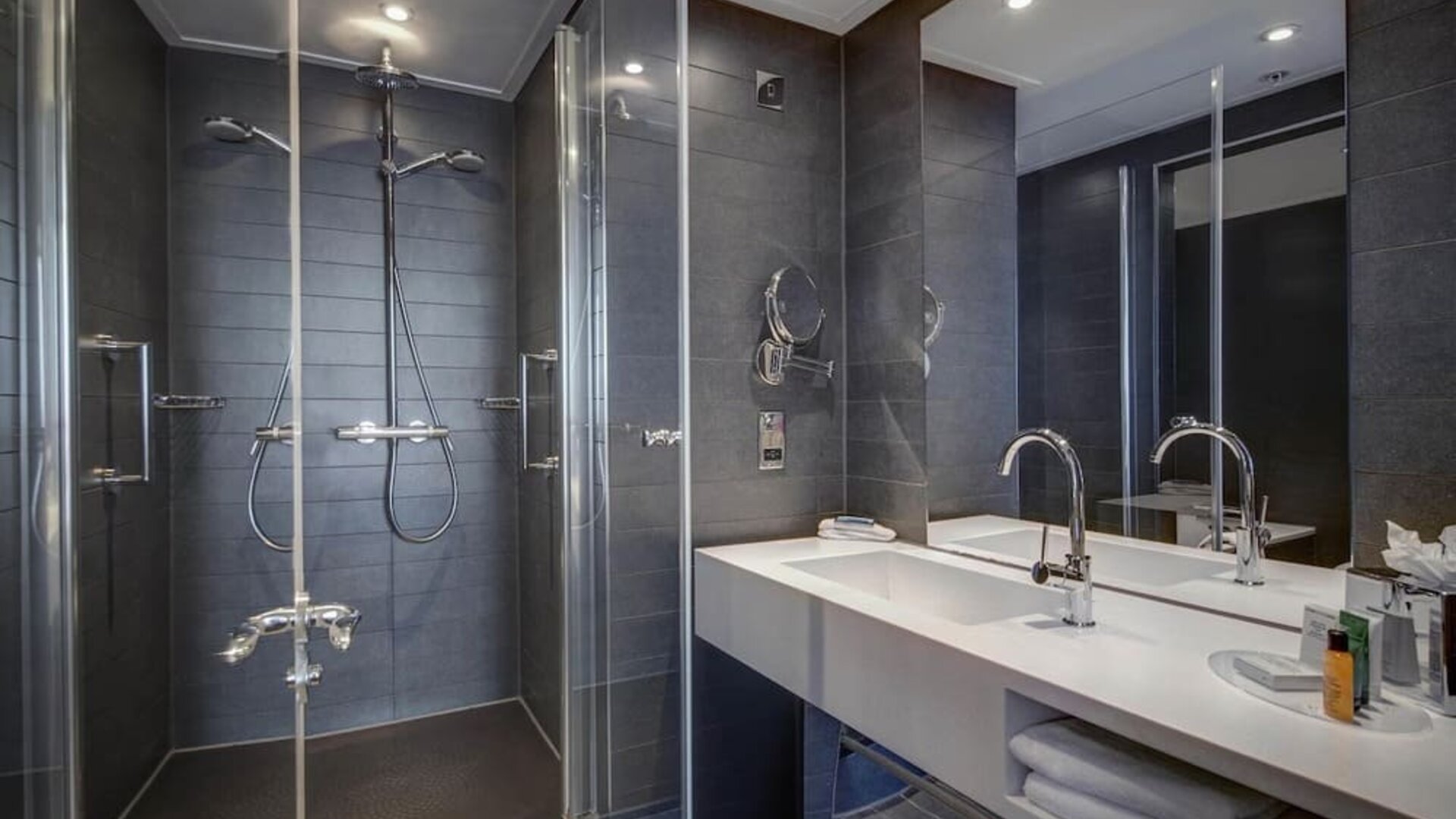 Guest bathroom at Hilton Leeds City.