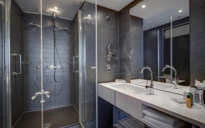 Guest bathroom at Hilton Leeds City.