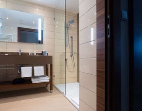 Bathroom at DoubleTree By Hilton Krakow Hotel & Convention Center.