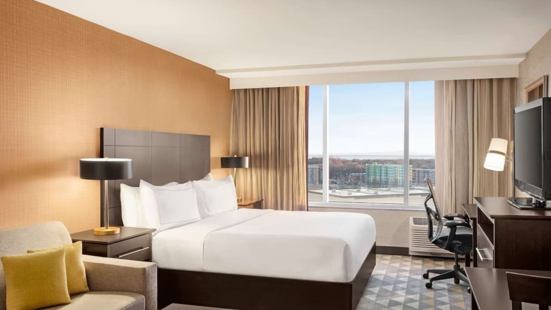 Day room at DoubleTree By Hilton Pointe Claire Montreal Airport West.