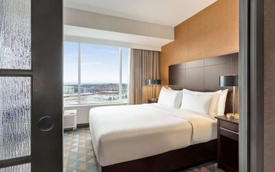 Day room at DoubleTree By Hilton Pointe Claire Montreal Airport West.