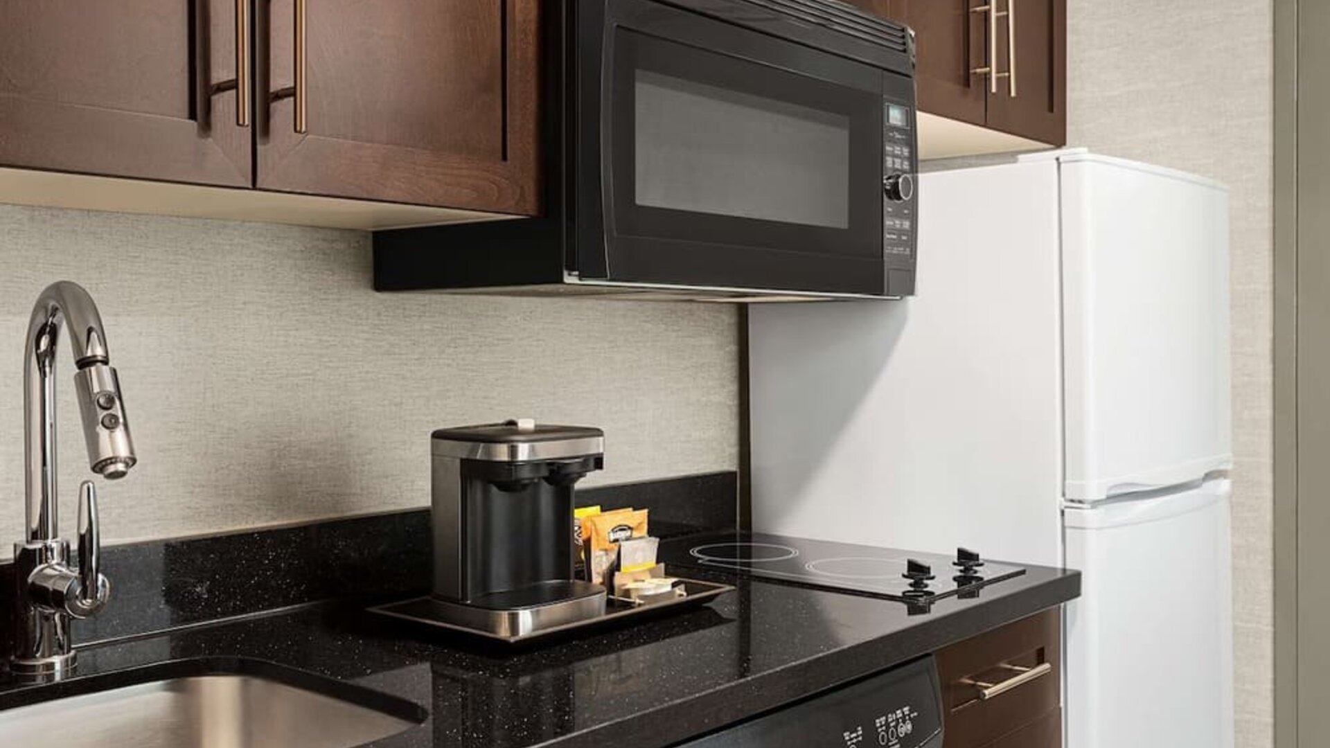 Day room at DoubleTree By Hilton Pointe Claire Montreal Airport West.