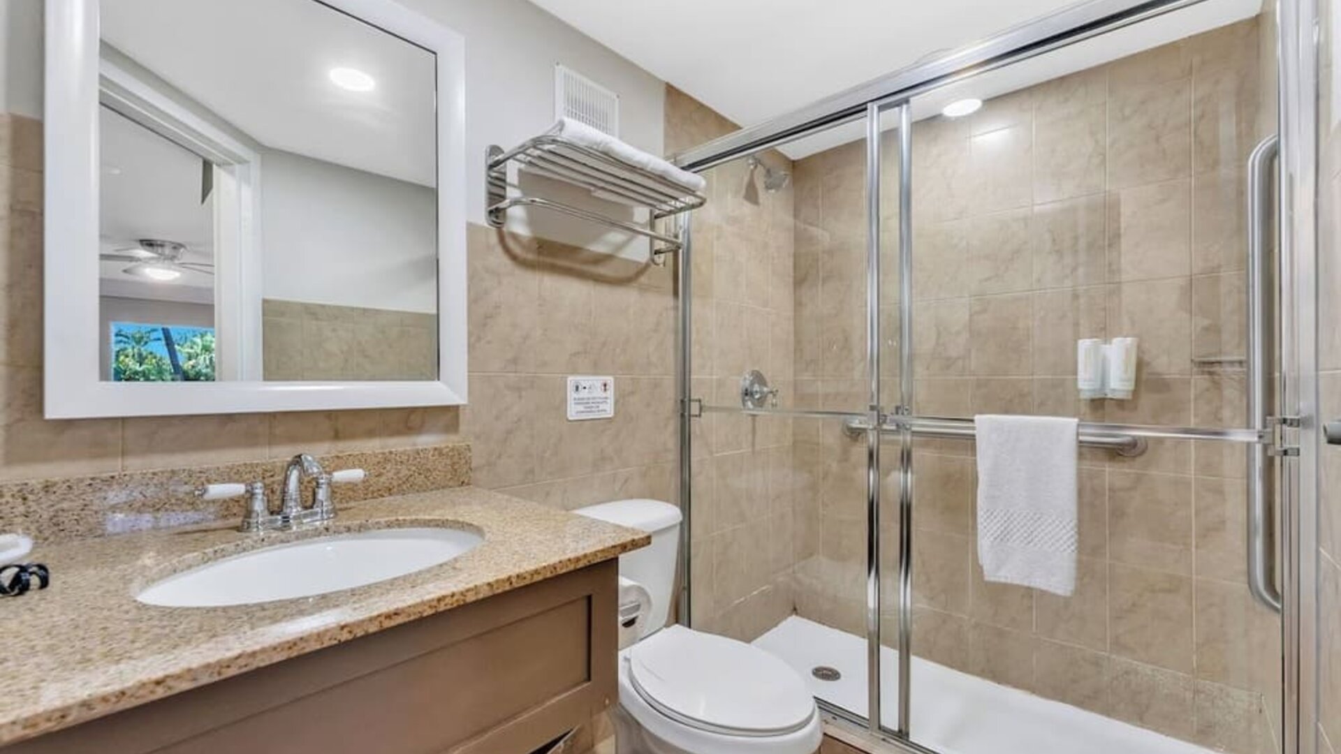 Bathroom at Rodeway Inn & Suites Fort Lauderdale Airport & Cruise Port.