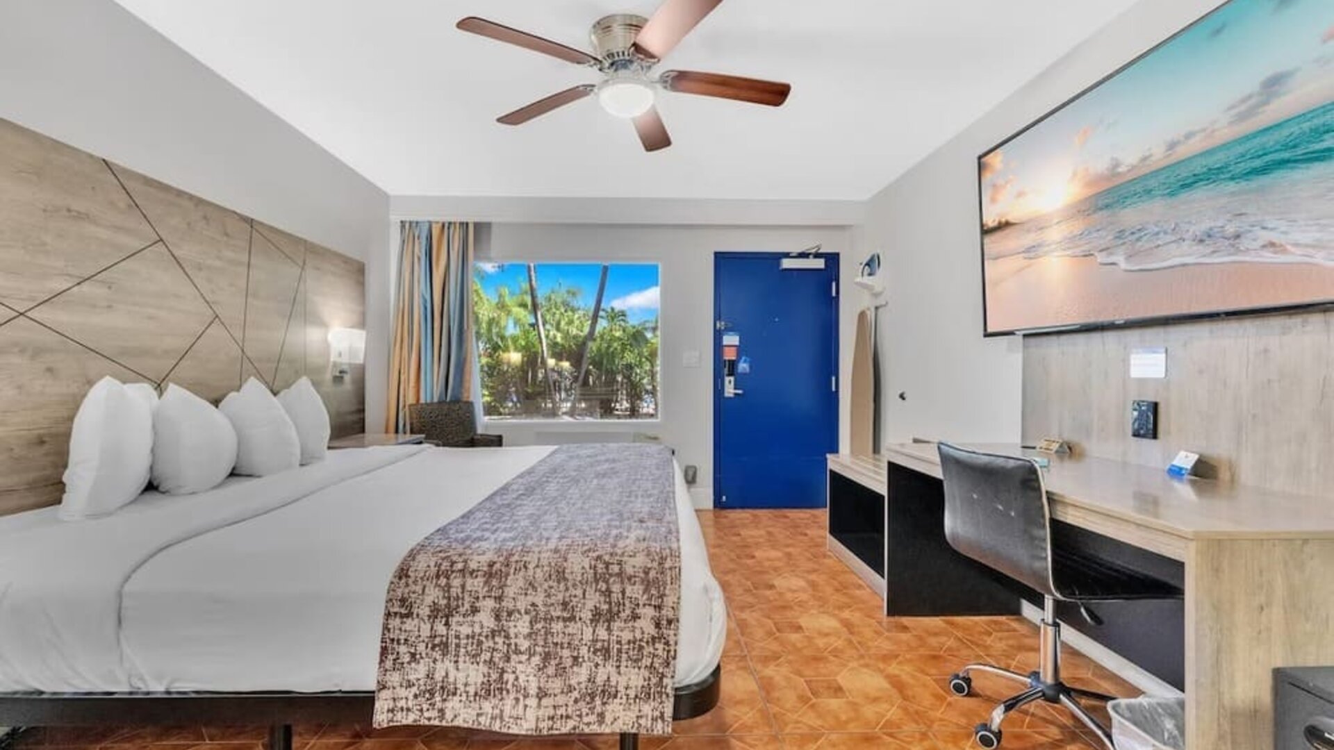 Day room at Rodeway Inn & Suites Fort Lauderdale Airport & Cruise Port.