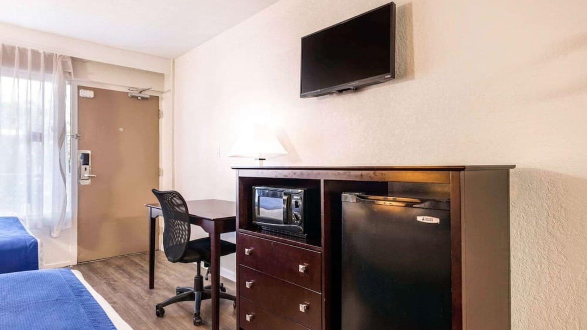 Day room at Rodeway Inn & Suites Fort Lauderdale Airport & Cruise Port.