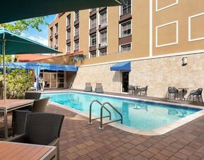 Outdoor pool at Hampton Inn & Suites Ft. Lauderdale Airport/South Cruise Port.
