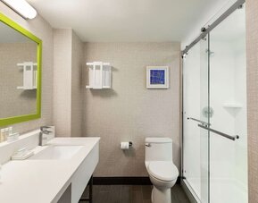 Bathroom at Hampton Inn & Suites Ft. Lauderdale Airport/South Cruise Port.