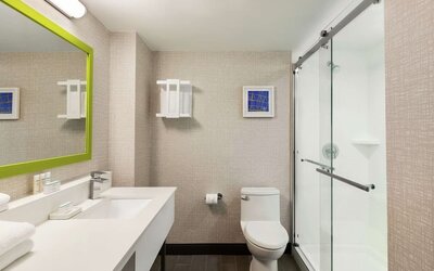 Bathroom at Hampton Inn & Suites Ft. Lauderdale Airport/South Cruise Port.