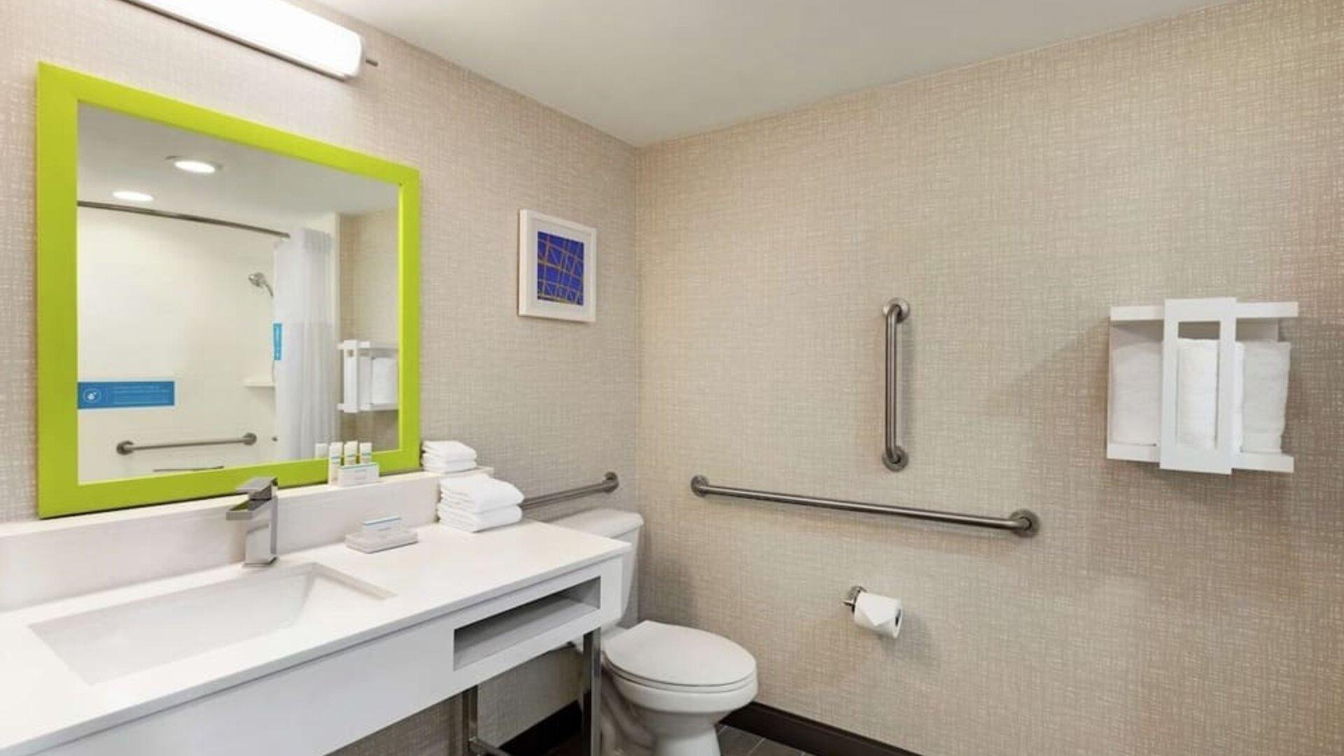 Bathroom at Hampton Inn & Suites Ft. Lauderdale Airport/South Cruise Port.