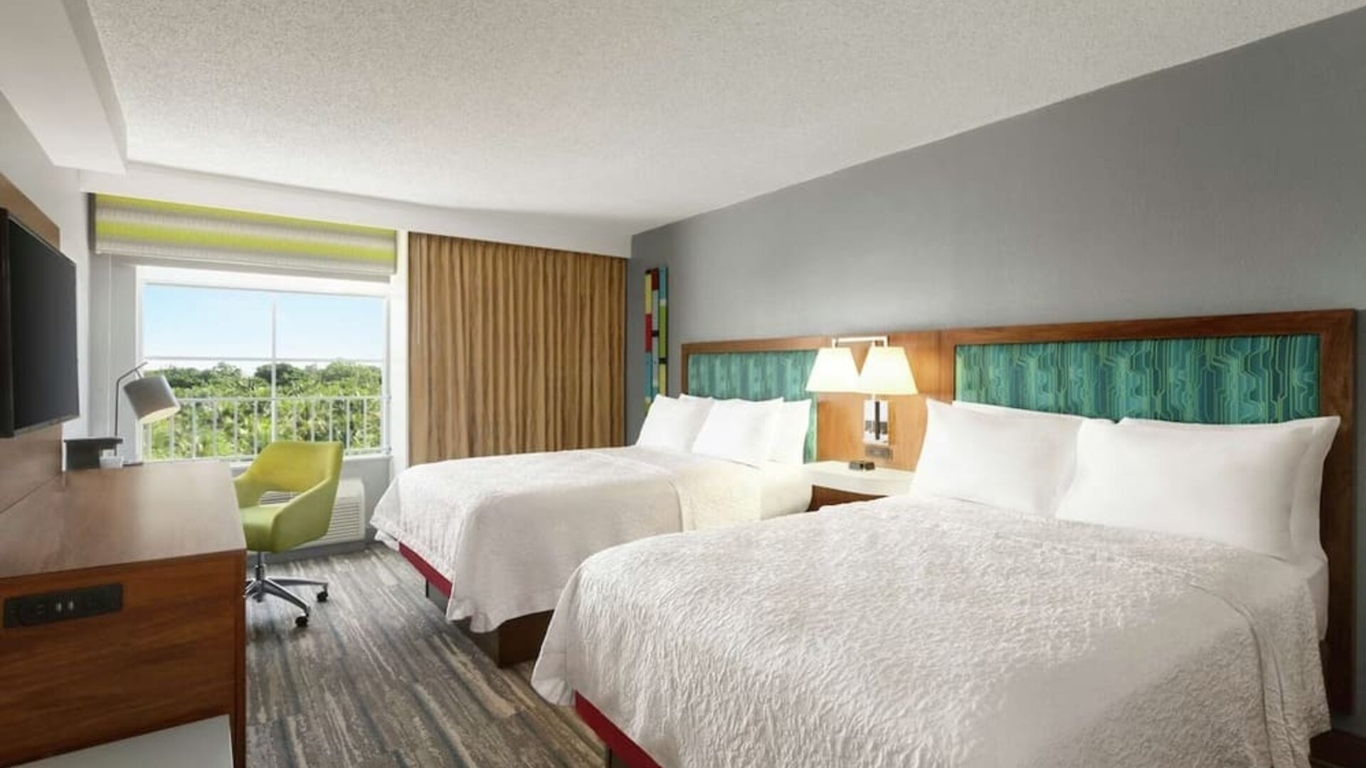 Day room at Hampton Inn & Suites Ft. Lauderdale Airport/South Cruise Port.