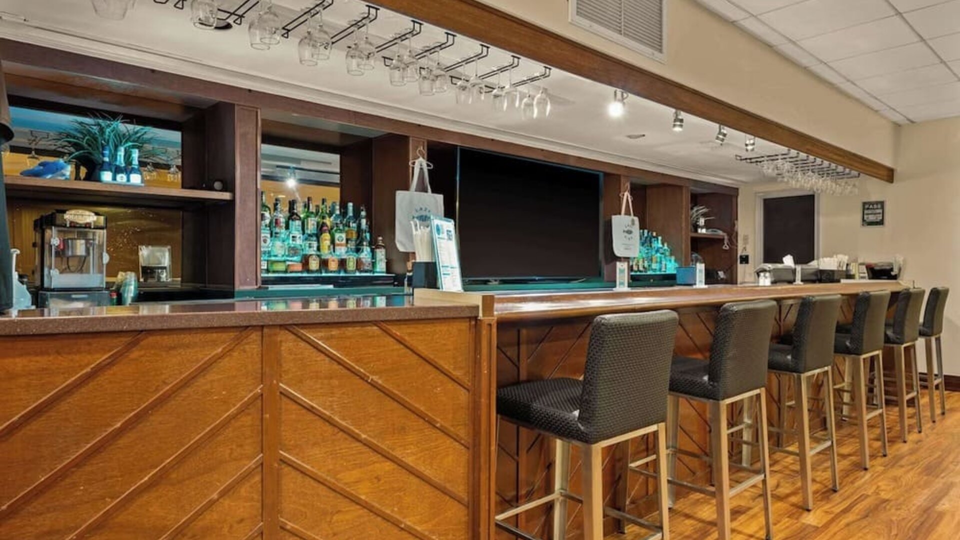 Bar at Airport Honolulu Hotel, Trademark Collection By Wyndham.