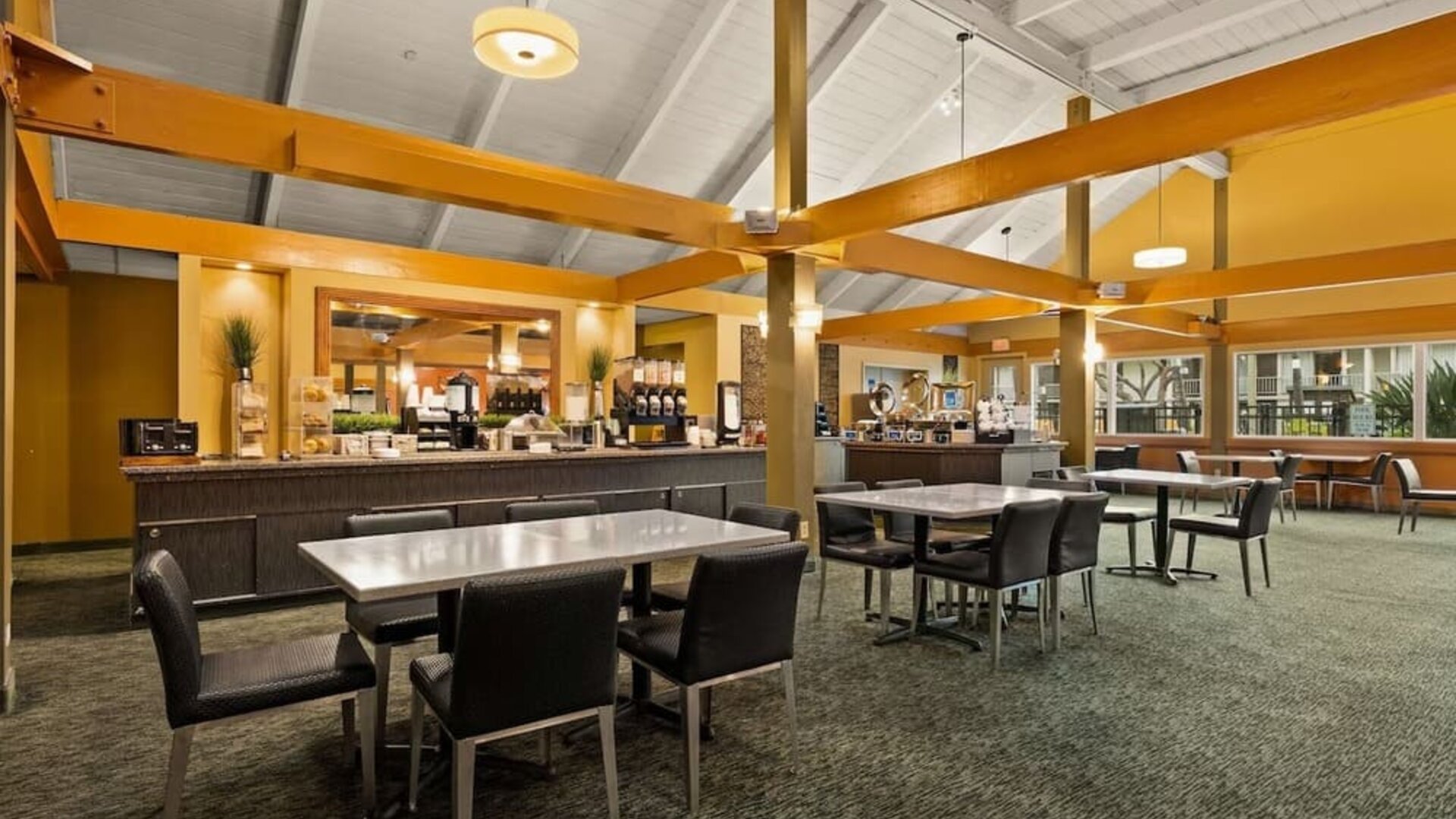 Dining area at Best Western The Plaza Hotel Honolulu Airport.