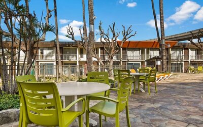 Outdoor area at Best Western The Plaza Hotel Honolulu Airport.