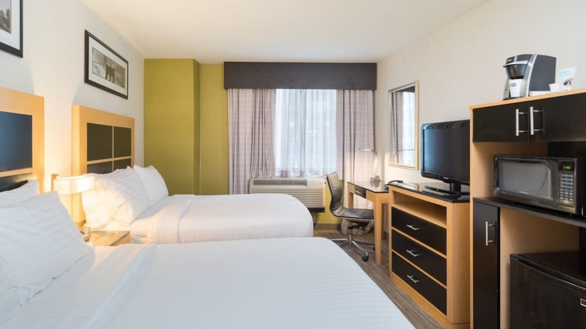 Day room at Holiday Inn Express Wall Street.