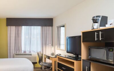 Day room at Holiday Inn Express Wall Street.