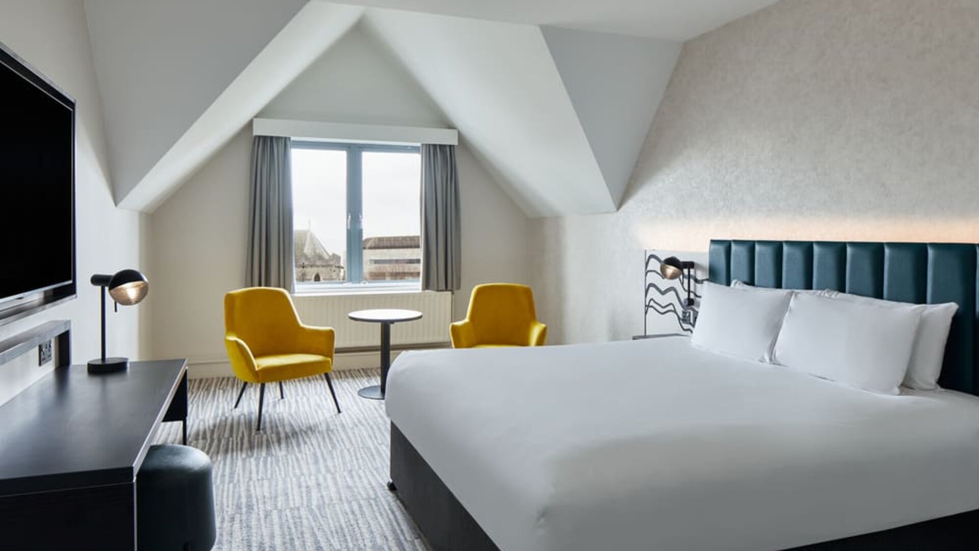 Day room with natural light at Leonardo Hotel Dublin Christchurch.