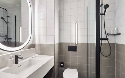 Guest bathroom with shower at Leonardo Hotel Dublin Christchurch.