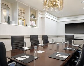 A boardroom-style meeting room within the Hilton Fashion District.