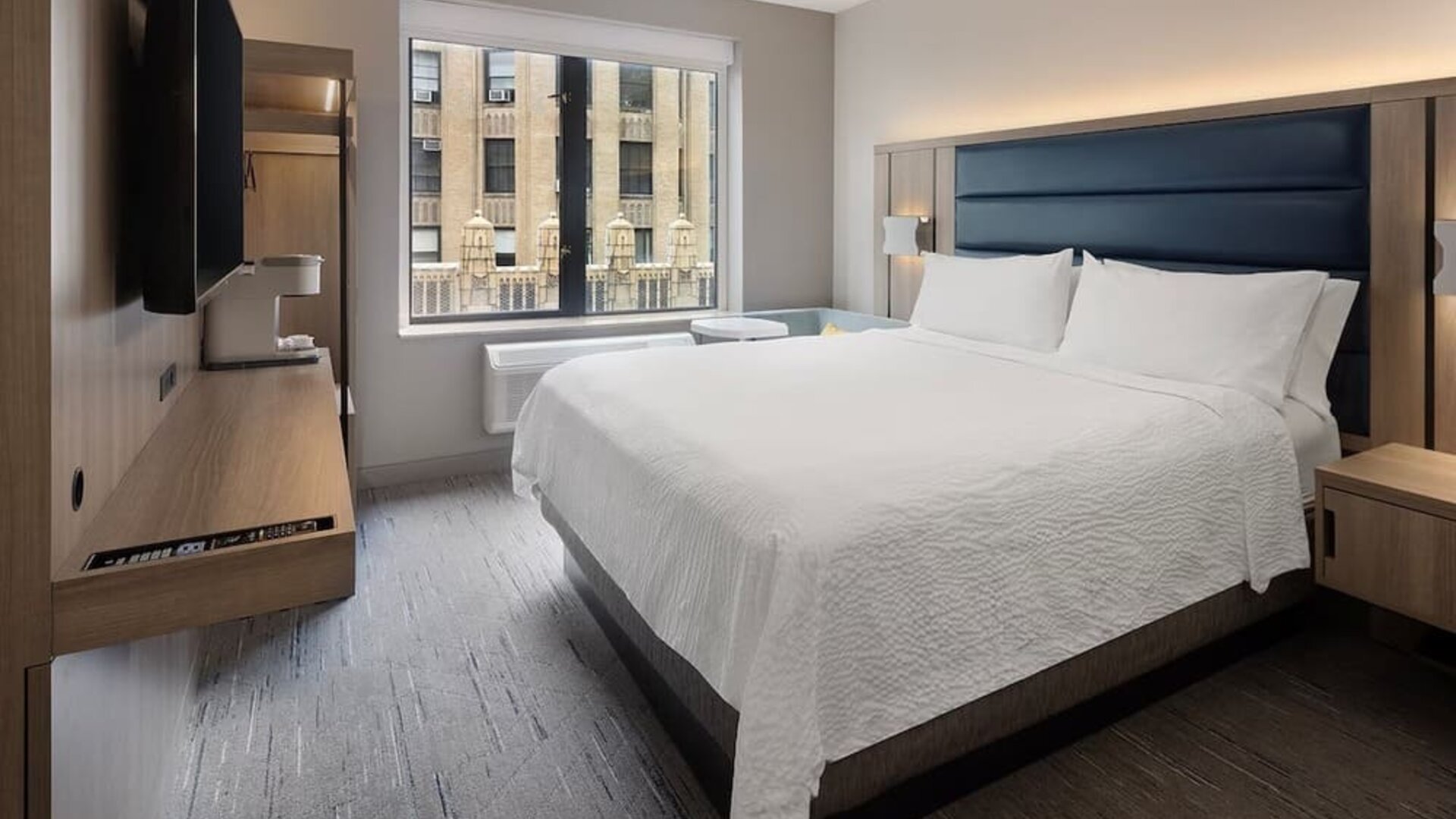 Day use room with natural light and a beautiful view at Holiday Inn Express New York City - Chelsea.