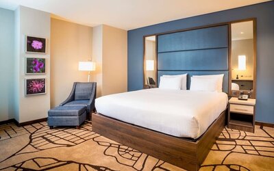 Day use room with natural light at Hilton Garden Inn Bogota Airport.