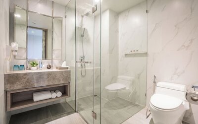 Modern bathroom with plush towels at Divalux Resort & Spa Bangkok Suvarnabhumi Airport.