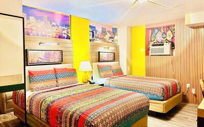 Day room with workspace at The Mt. Vernon Inn.