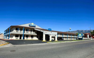 Exterior of Days Inn By Wyndham East Albuquerque.