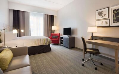 Day room with natural light and work space at Country Inn & Suites By Radisson, Katy - Houston West.