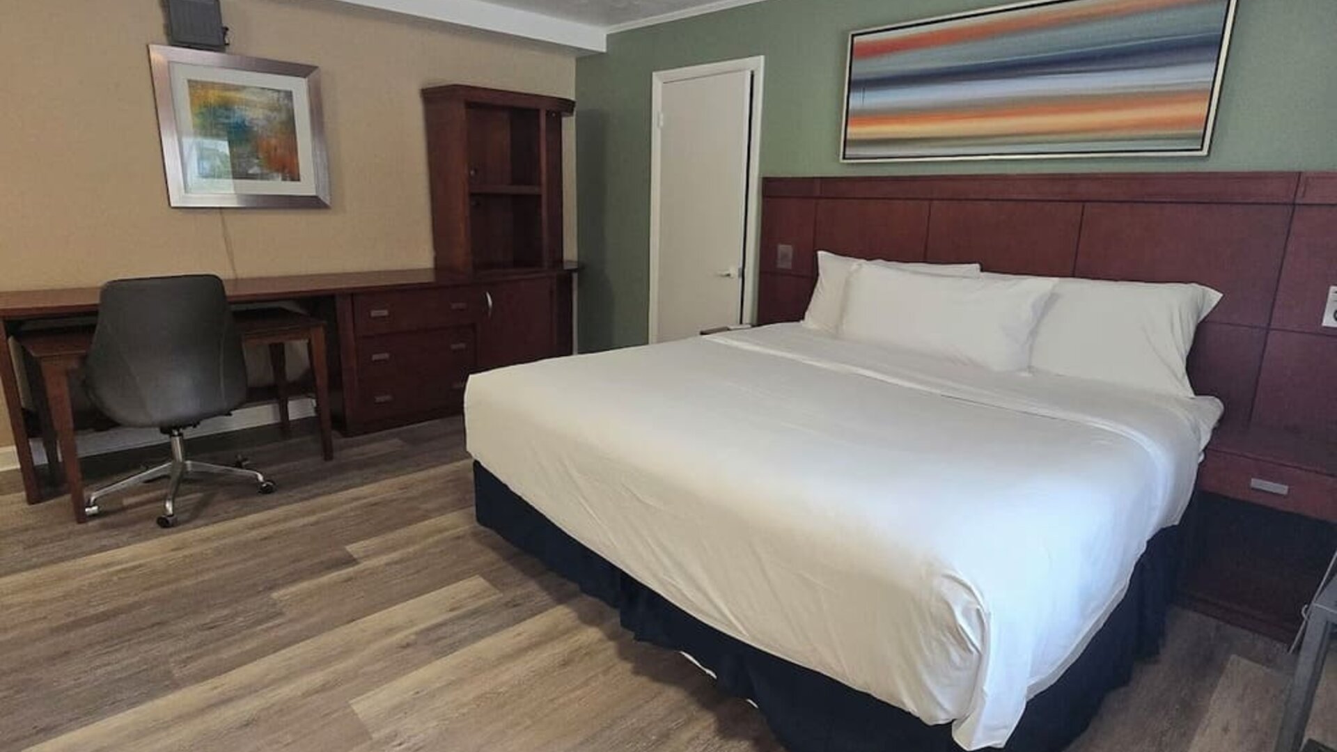 Spacious day room with desk and chair at Nashoba Valley Inn & Suit.